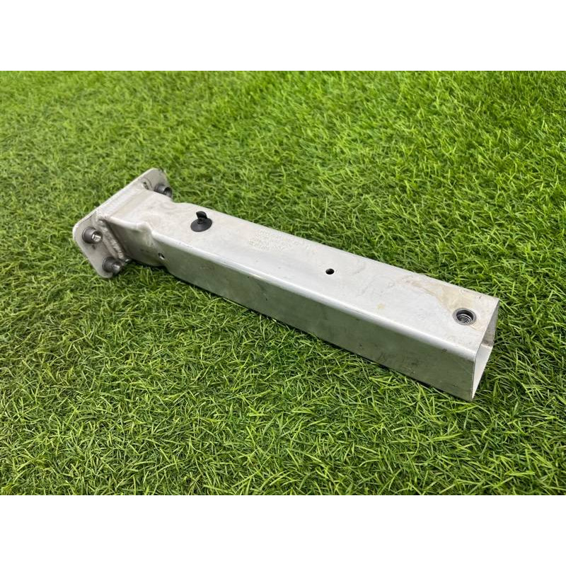 Кронштейн усилителя бампера (стекла и зеркала) AUDI A8 D4 2011 4,2 4H0806064E