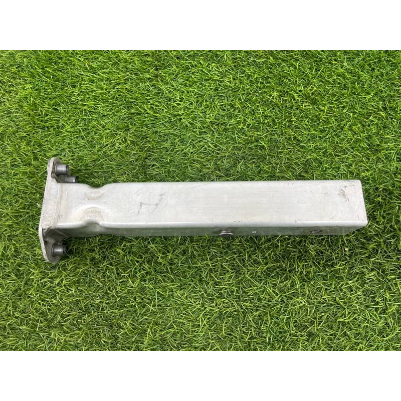 Кронштейн усилителя бампера (стекла и зеркала) AUDI A8 D4 2011 4,2 4H0806064E