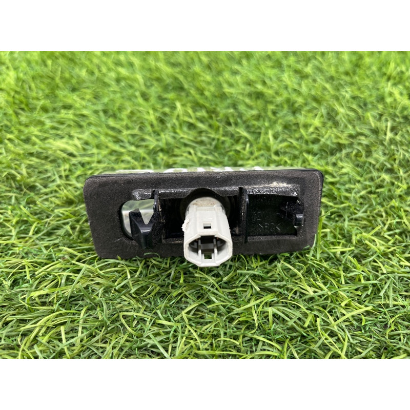 Плафон подсветки номера (оптика) Toyota Prius NHW20 8127053010