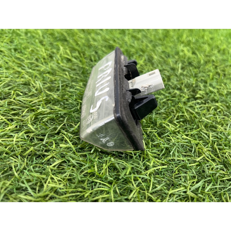 Плафон подсветки номера (оптика) Toyota Prius NHW20 8127053010