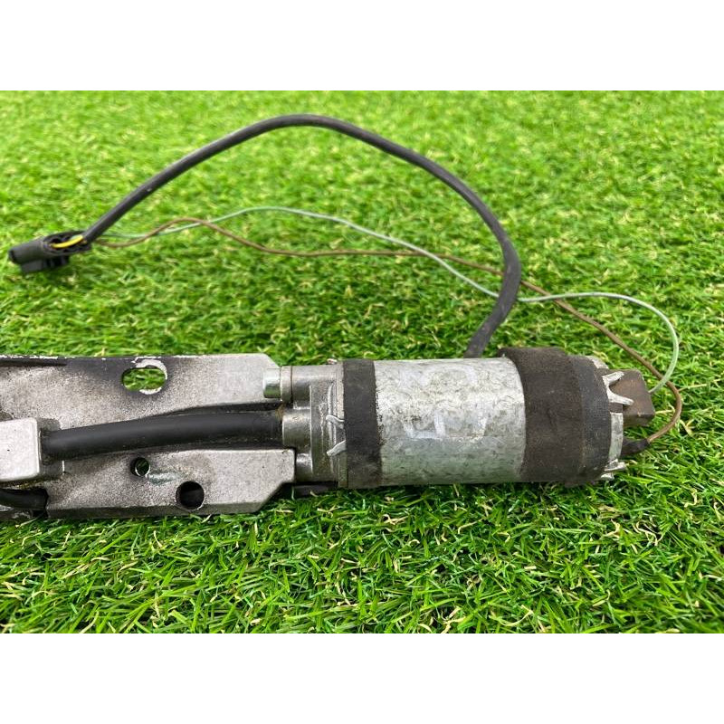 Привод замка багажника (электрика) BMW 7-series E38 67 33 8 352 202