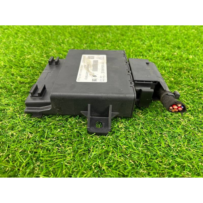 Стабилизатор напряжения (электрика / блоки управления) Volkswagen Touareg II NF 2013 3.0 TDI 7PP959663E