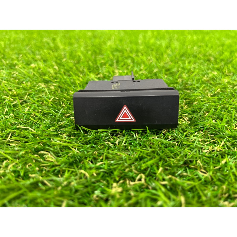 Кнопка аварийной сигнализации (электрика / кнопки) Volkswagen Touareg II NF 2013 3.0 TDI 7P6953509A