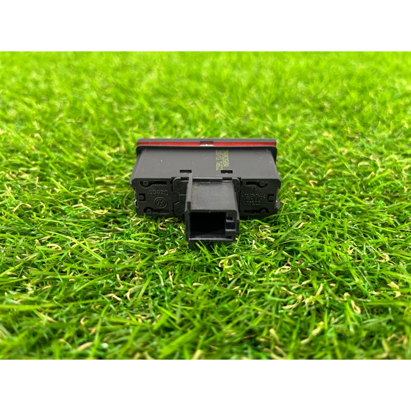 Кнопка аварийной сигнализации (электрика / кнопки) Volkswagen Touareg II NF 2013 3.0 TDI 7P6953509A