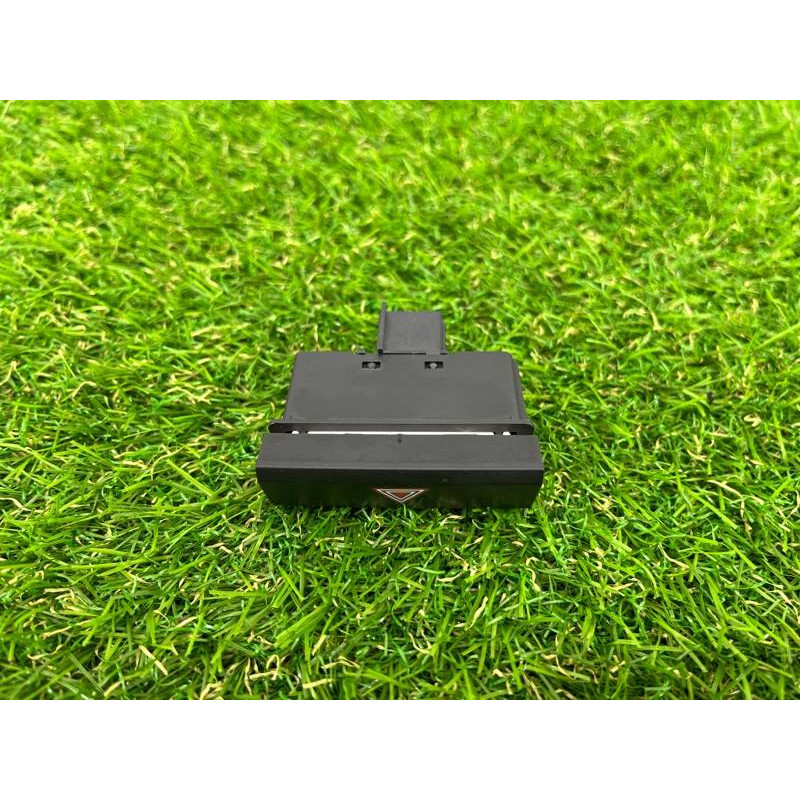 Кнопка аварийной сигнализации (электрика / кнопки) Volkswagen Touareg II NF 2013 3.0 TDI 7P6953509A