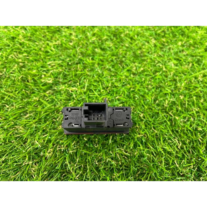 Кнопка аварийной сигнализации (электрика / кнопки) Volkswagen Touareg II NF 2013 3.0 TDI 7P6953509A