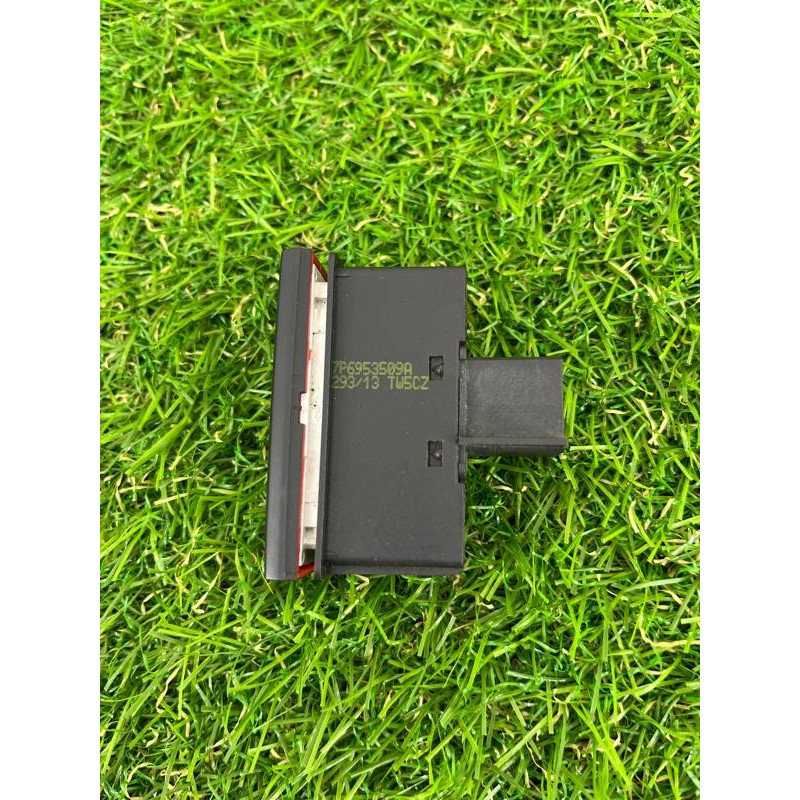 Кнопка аварийной сигнализации (электрика / кнопки) Volkswagen Touareg II NF 2013 3.0 TDI 7P6953509A