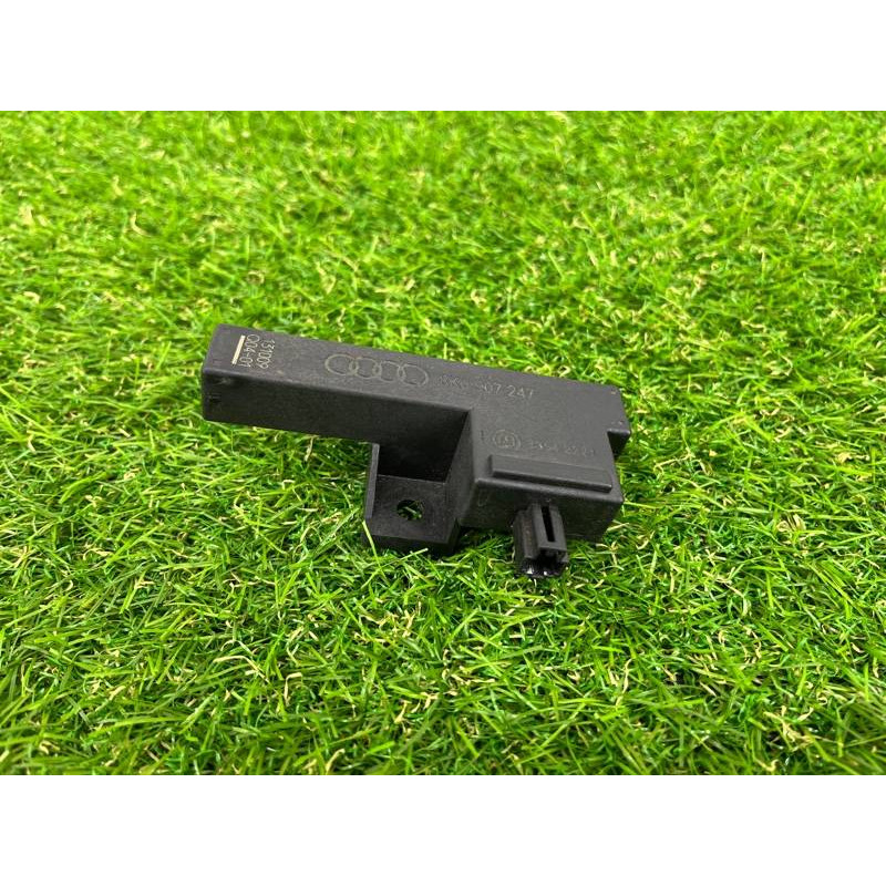 Антенна бесключевого доступа (электрика) Volkswagen Touareg II NF 2013 3.0 TDI 8K0907247