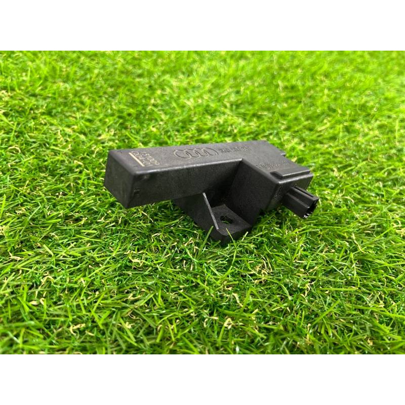 Антенна бесключевого доступа (электрика) Volkswagen Touareg II NF 2013 3.0 TDI 8K0907247