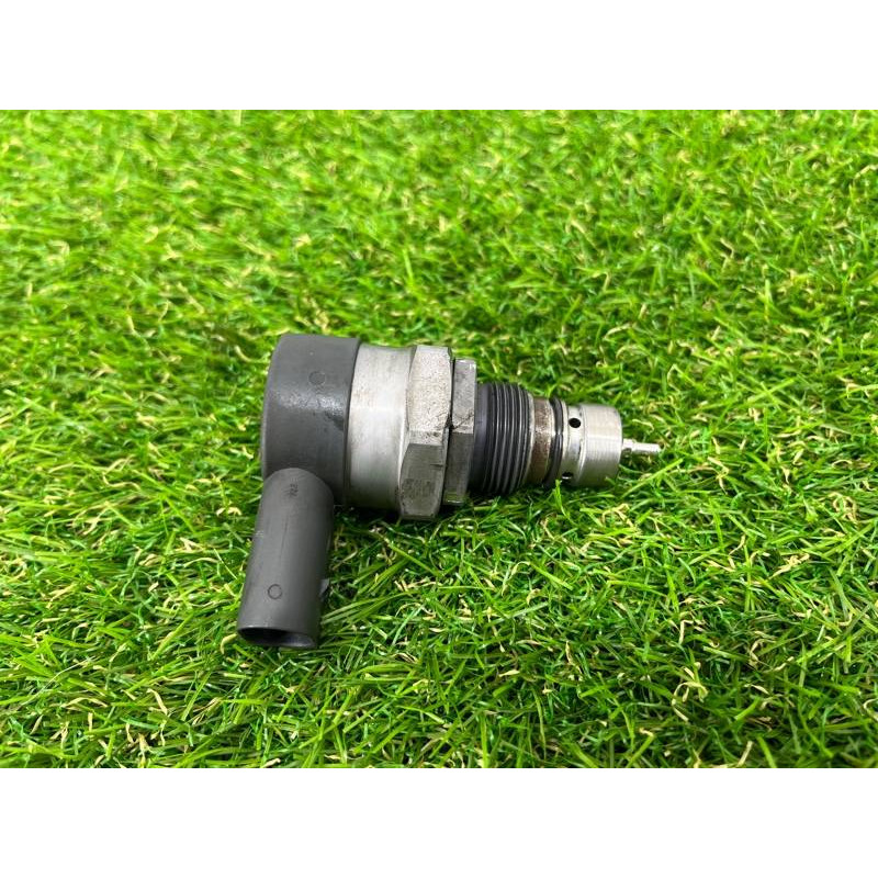 Регулятор давления топлива (топливная система) Volkswagen Touareg II NF 2013 3.0 TDI 057130764AE