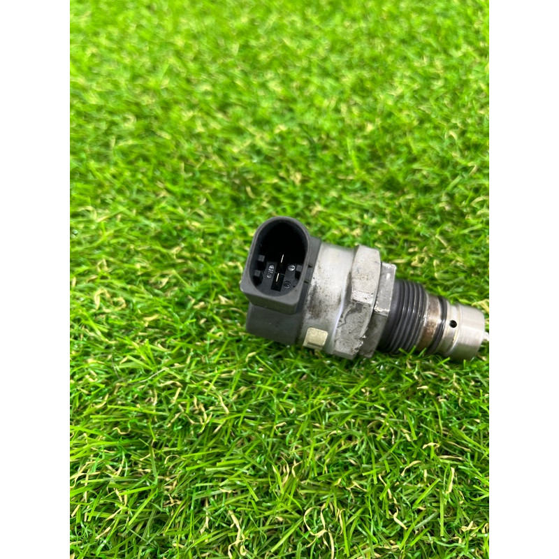 Регулятор давления топлива (топливная система) Volkswagen Touareg II NF 2013 3.0 TDI 057130764AE