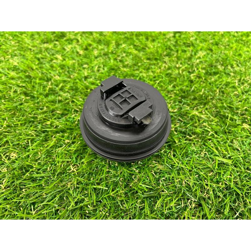 Крышка маслозаливной горловины (двигатель и элементы) Volkswagen Touareg II NF 2013 3.0 TDI 06C103485N