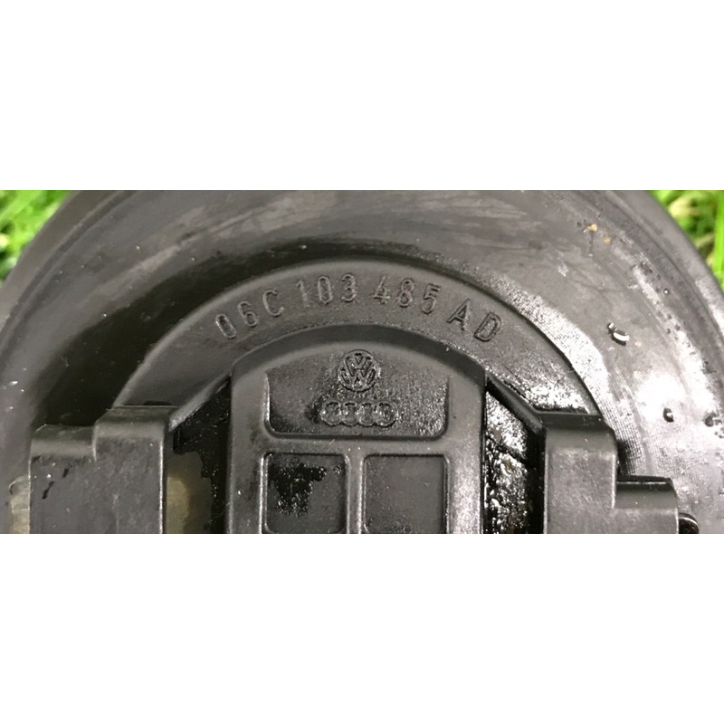 Крышка маслозаливной горловины (двигатель и элементы) Volkswagen Touareg II NF 2013 3.0 TDI 06C103485N