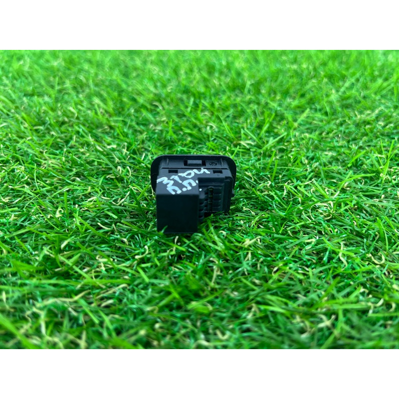 Кнопка отключения сигнализации (электрика / кнопки) Volkswagen Touareg II NF 2013 3.0 TDI 7P6962109