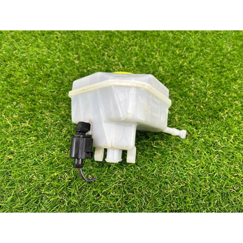 Бачок гальмівної рідини (гальмівна система) Volkswagen Touareg II NF 2013 3.0 TDI 7P0611303A