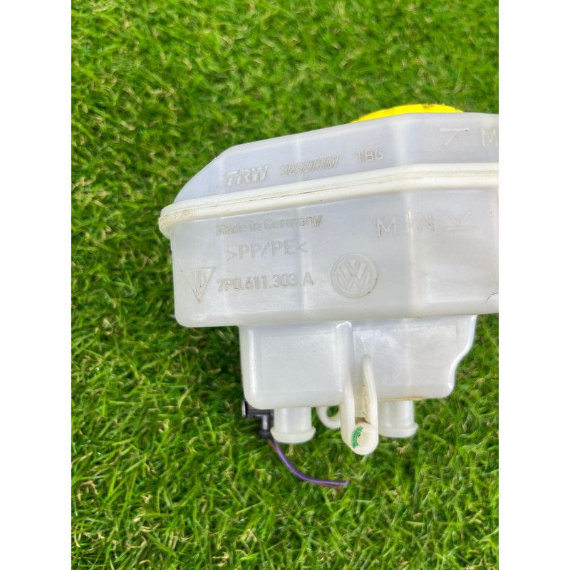 Бачок гальмівної рідини (гальмівна система) Volkswagen Touareg II NF 2013 3.0 TDI 7P0611303A