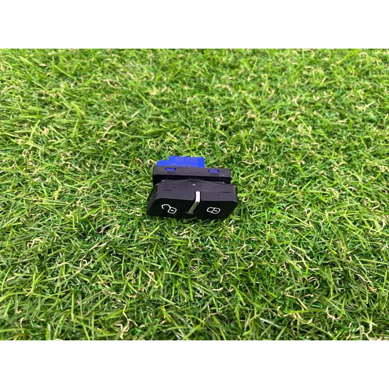 Кнопка блокировки центрального замка (электрика / кнопки) Volkswagen Touareg II NF 2013 3.0 TDI 7P6962126A