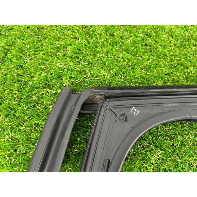 Уплотнитель стекла двери (кузов и элементы) Volkswagen Touareg II NF 2013 3.0 TDI 7P0839431L