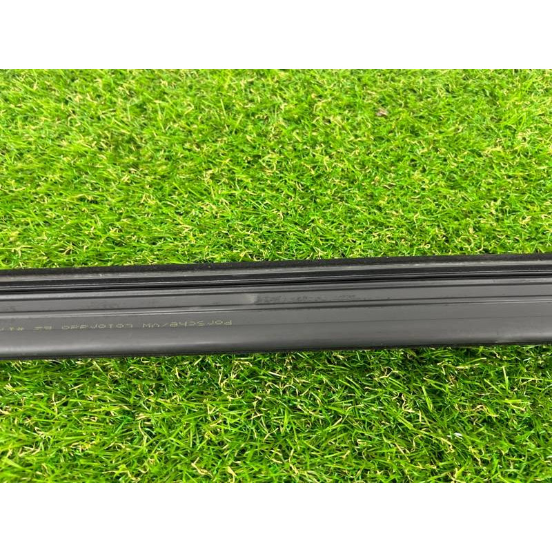 Уплотнитель стекла двери (кузов и элементы) Volkswagen Touareg II NF 2013 3.0 TDI 7P0839431L