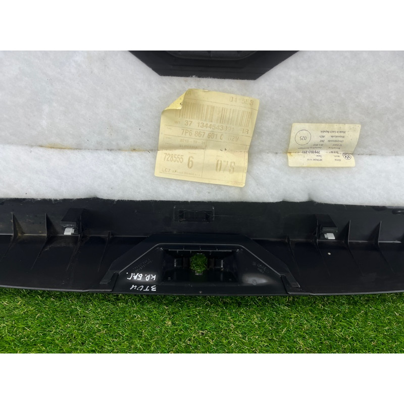 Обшивка крышки багажника (салон) Volkswagen Touareg II NF 2013 3.0 TDI 7P6867601C82V