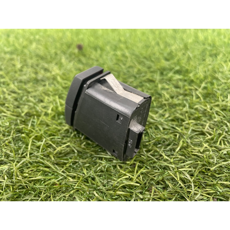 Кнопка аварийной сигнализации (электрика / кнопки) BMW 5-series E60 M54b30 61316919506