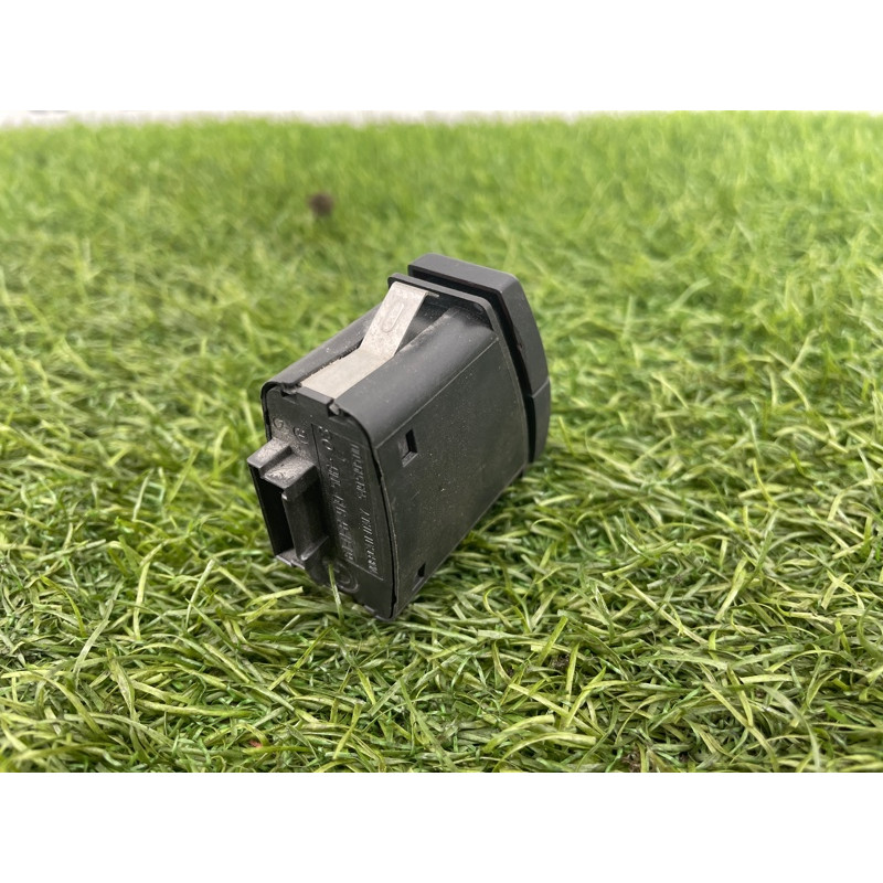 Кнопка аварийной сигнализации (электрика / кнопки) BMW 5-series E60 M54b30 61316919506