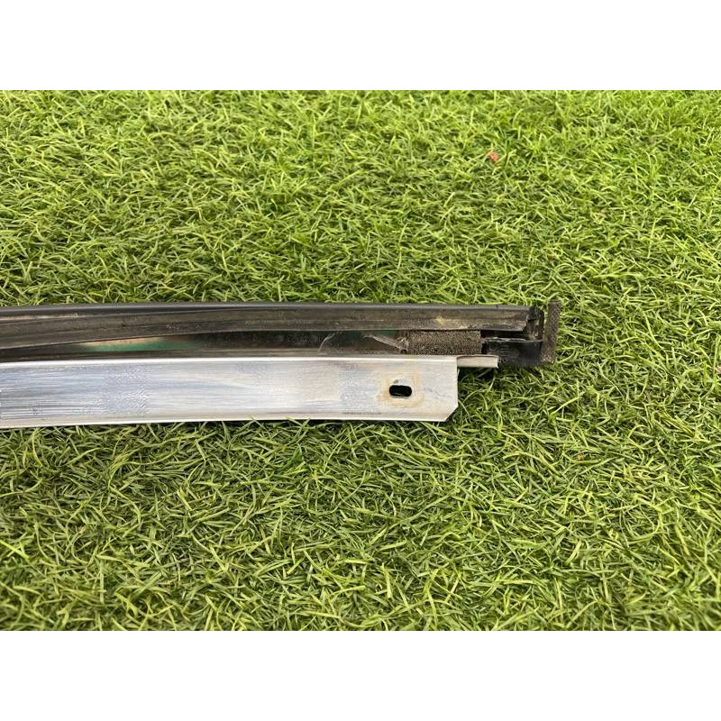 Молдинг лобового стекла (кузов и элементы) Nissan Almera B10 2008 1,6 QG16 7276295F0A