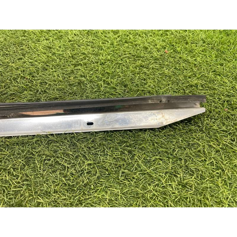 Молдинг лобового стекла (кузов и элементы) Nissan Almera B10 2008 1,6 QG16 7681195F0A