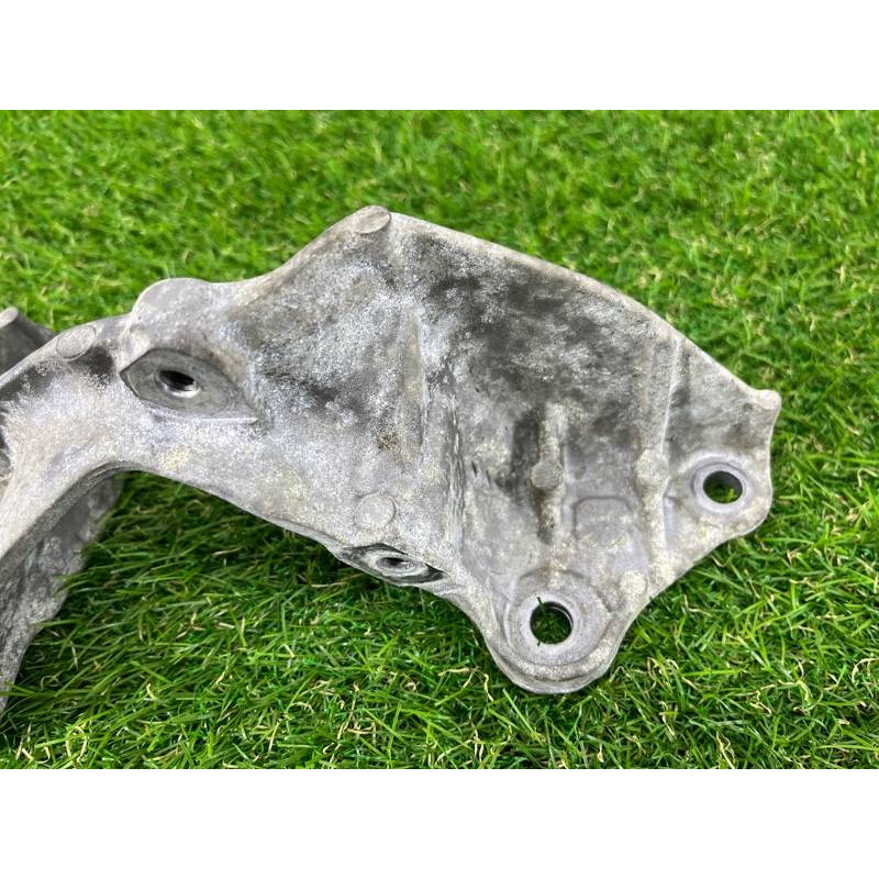 Кронштейн клапана EGR (кронштейны двигателя) Renault Scenic III 2011 1.6 R9M 147174072R