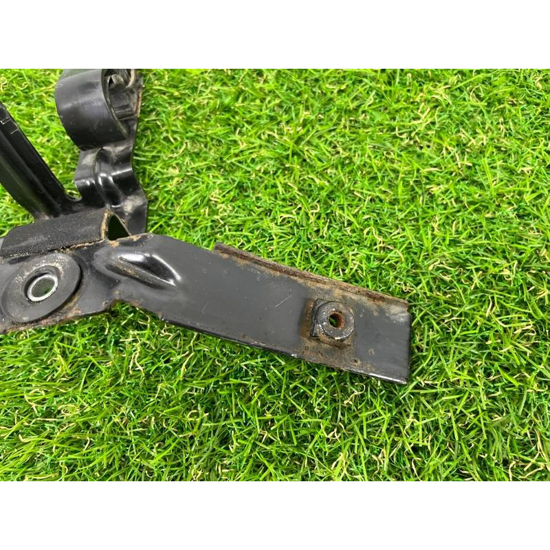 Кронштейн дополнительного насоса ОЖ (кронштейны двигателя) Volkswagen Touareg II NF 2013 3.0 TDI 7P0819545B