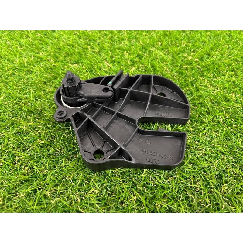 Кронштейн ручки открывания капота (салон) AUDI A8 D4 2011 4,2 4H1823633D