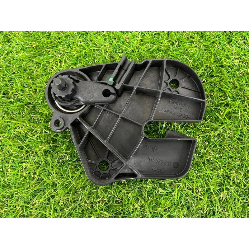 Кронштейн ручки открывания капота (салон) AUDI A8 D4 2011 4,2 4H1823633D