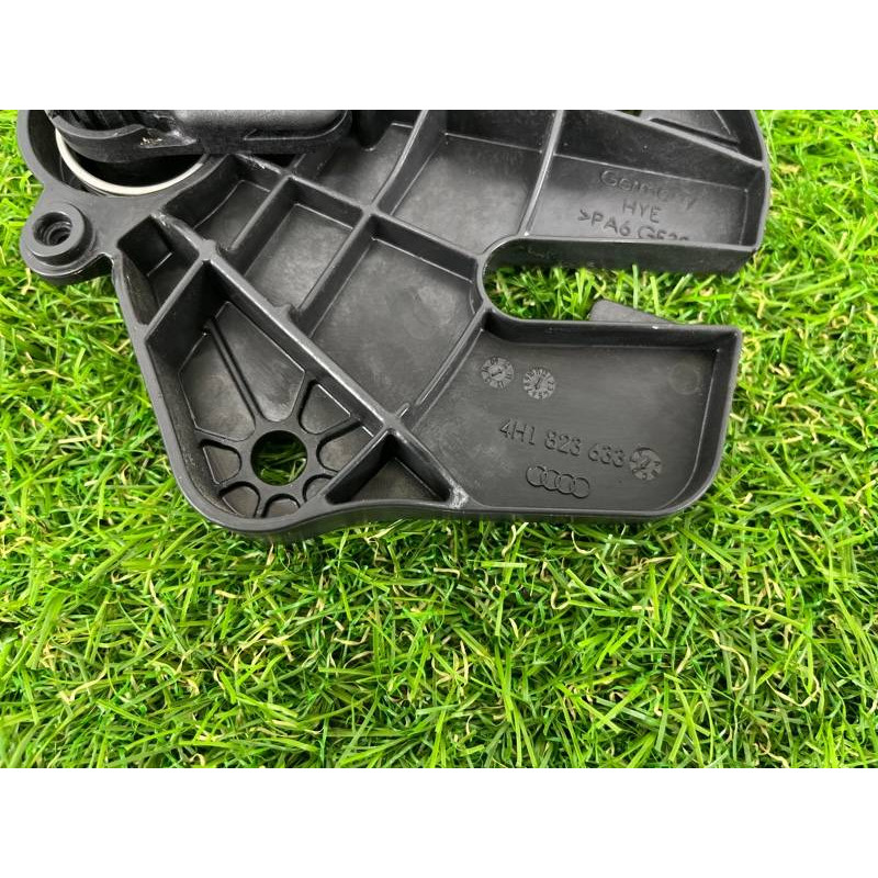 Кронштейн ручки открывания капота (салон) AUDI A8 D4 2011 4,2 4H1823633D