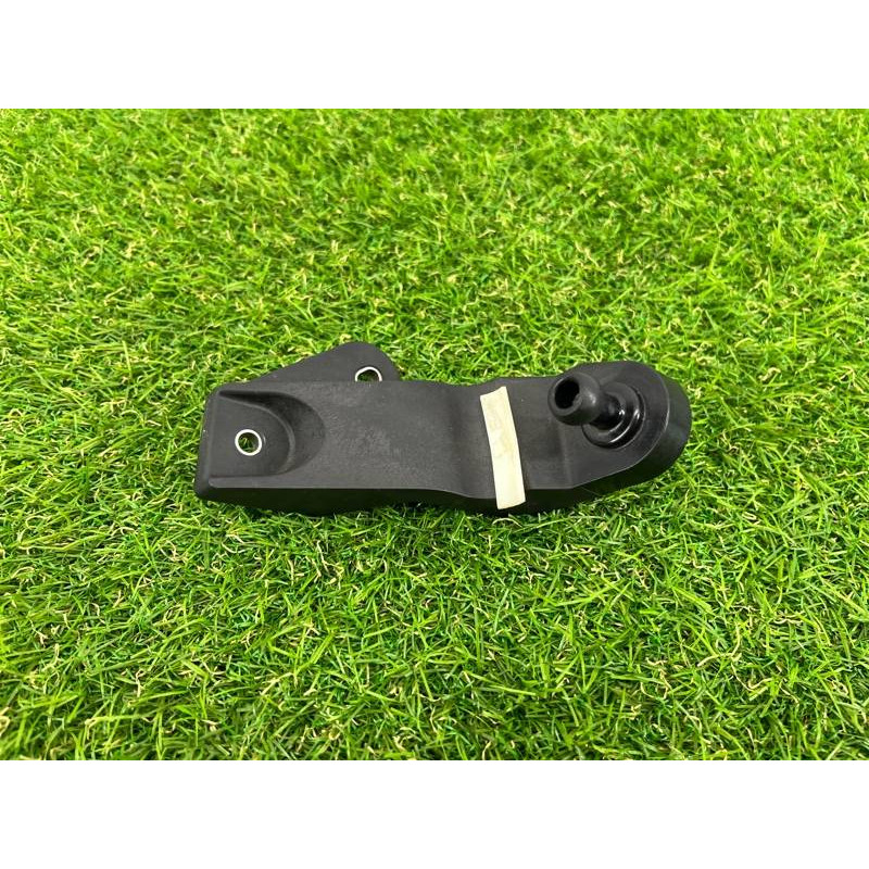 Кронштейн корпуса воздушного фильтра (кронштейны двигателя) AUDI A8 D4 2011 4,2 4H0133570A