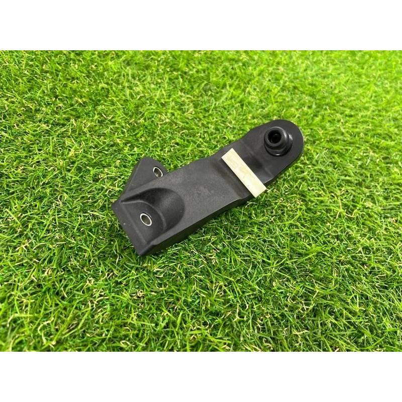 Кронштейн корпуса воздушного фильтра (кронштейны двигателя) AUDI A8 D4 2011 4,2 4H0133570A