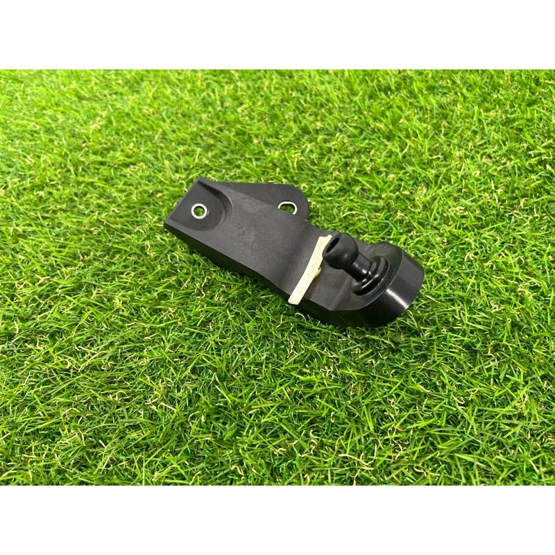 Кронштейн корпуса воздушного фильтра (кронштейны двигателя) AUDI A8 D4 2011 4,2 4H0133570A