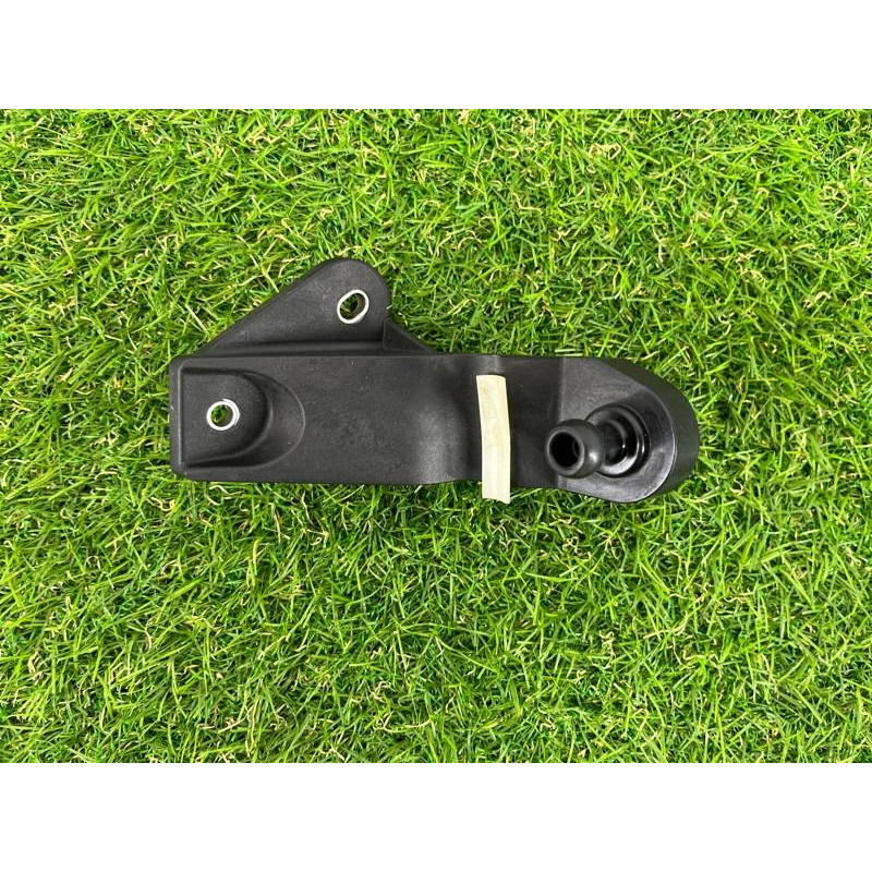 Кронштейн корпуса воздушного фильтра (кронштейны двигателя) AUDI A8 D4 2011 4,2 4H0133570A