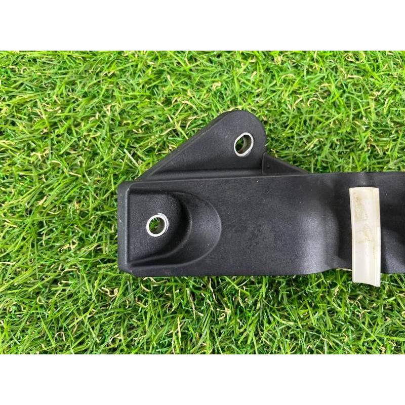 Кронштейн корпуса воздушного фильтра (кронштейны двигателя) AUDI A8 D4 2011 4,2 4H0133570A