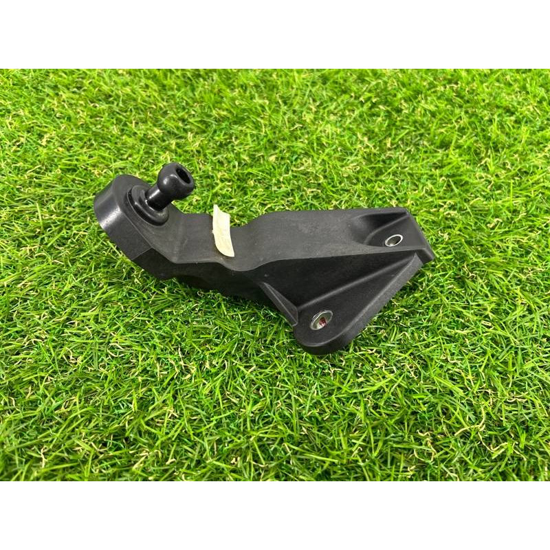 Кронштейн корпуса воздушного фильтра (кронштейны двигателя) AUDI A8 D4 2011 4,2 4H0133570A