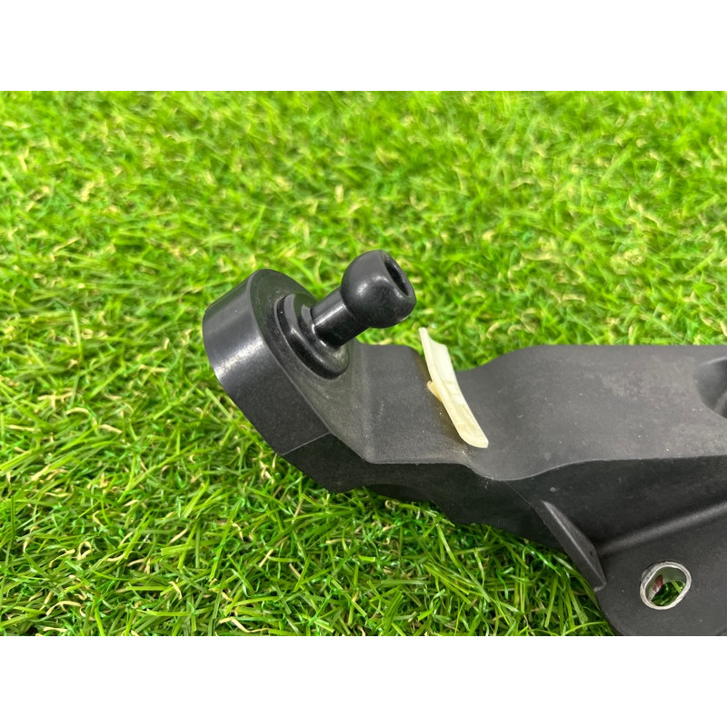 Кронштейн корпуса воздушного фильтра (кронштейны двигателя) AUDI A8 D4 2011 4,2 4H0133570A