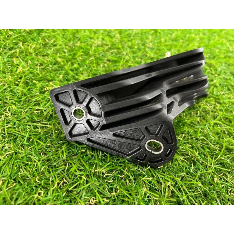 Кронштейн корпуса воздушного фильтра (кронштейны двигателя) AUDI A8 D4 2011 4,2 4H0133570A