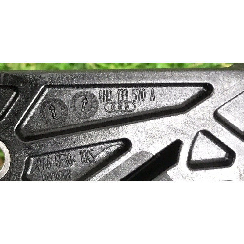 Кронштейн корпуса воздушного фильтра (кронштейны двигателя) AUDI A8 D4 2011 4,2 4H0133570A