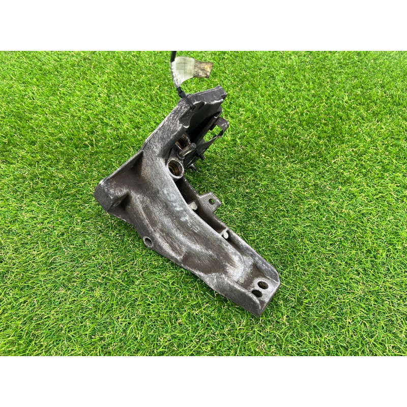 Кронштейн подушки двигателя (кронштейны двигателя) BMW 7-series E38 22121704581