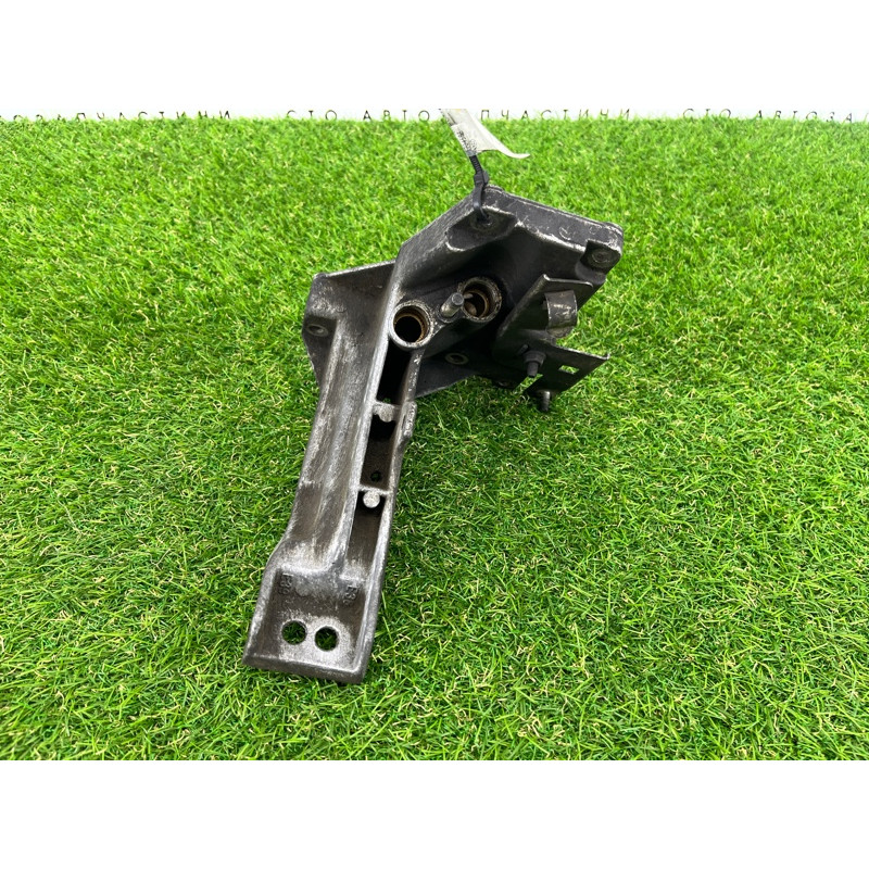 Кронштейн подушки двигателя (кронштейны двигателя) BMW 7-series E38 22121704581