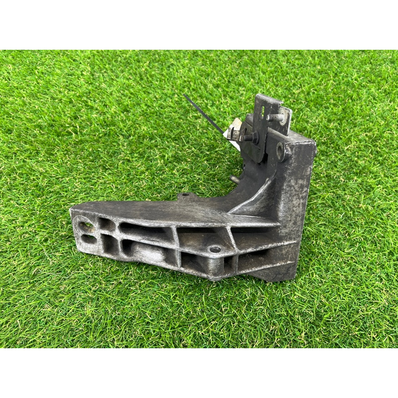 Кронштейн подушки двигателя (кронштейны двигателя) BMW 7-series E38 22121704581