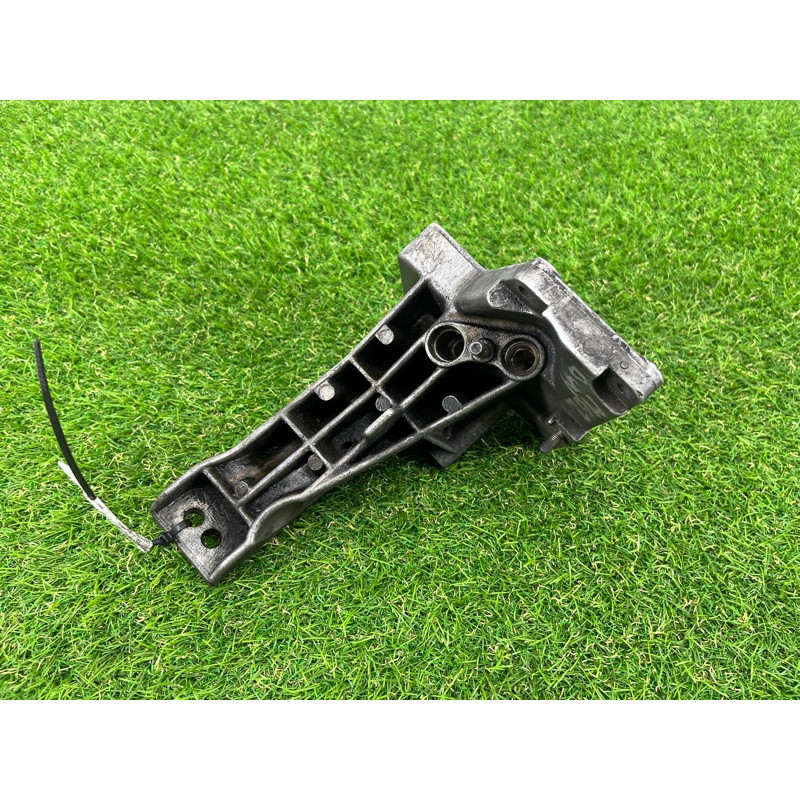 Кронштейн подушки двигателя (кронштейны двигателя) BMW 7-series E38 22121704581