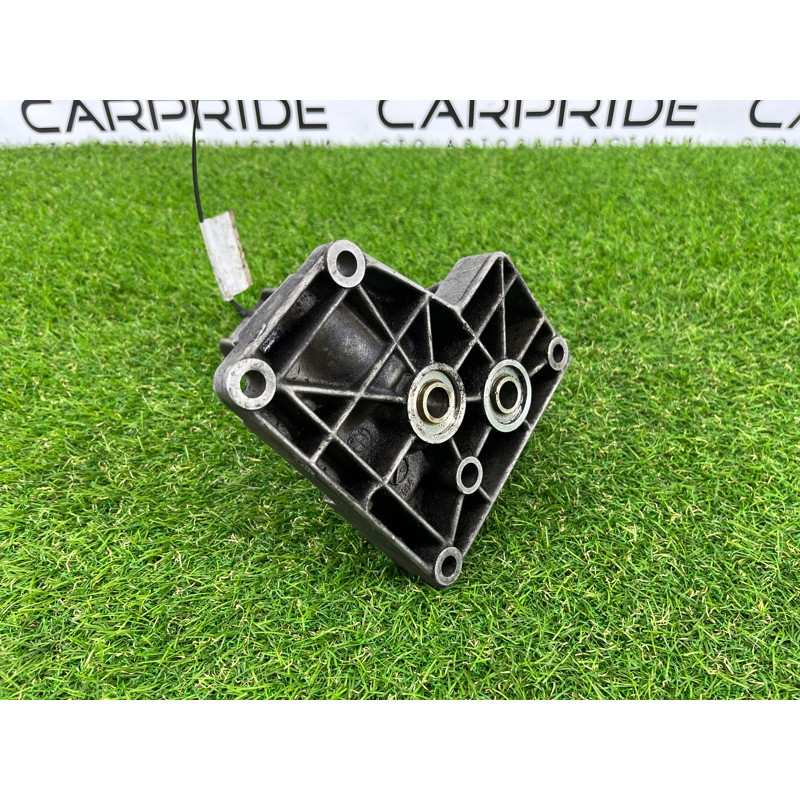 Кронштейн подушки двигателя (кронштейны двигателя) BMW 7-series E38 22121704581