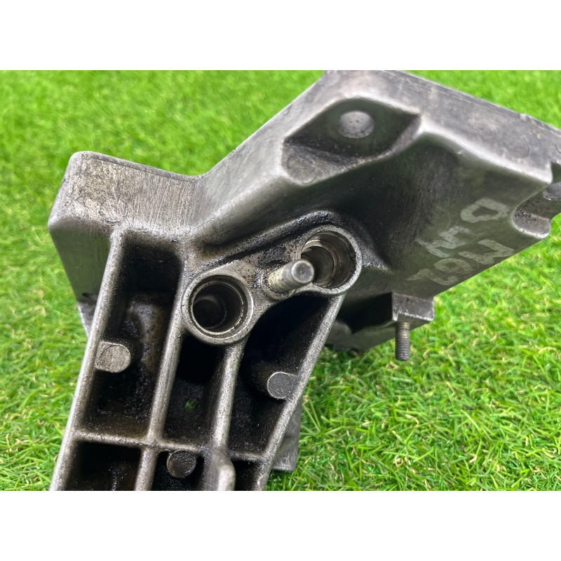 Кронштейн подушки двигателя (кронштейны двигателя) BMW 7-series E38 22121704581