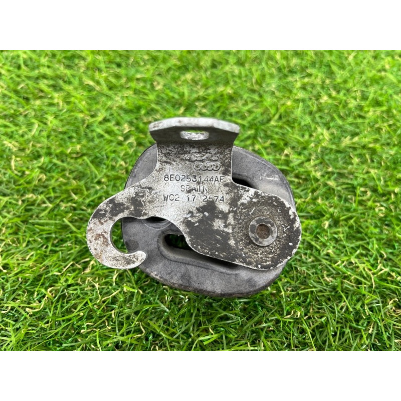 Кронштейн глушителя (выпускная система) Audi A4 B6 8E0253144AF