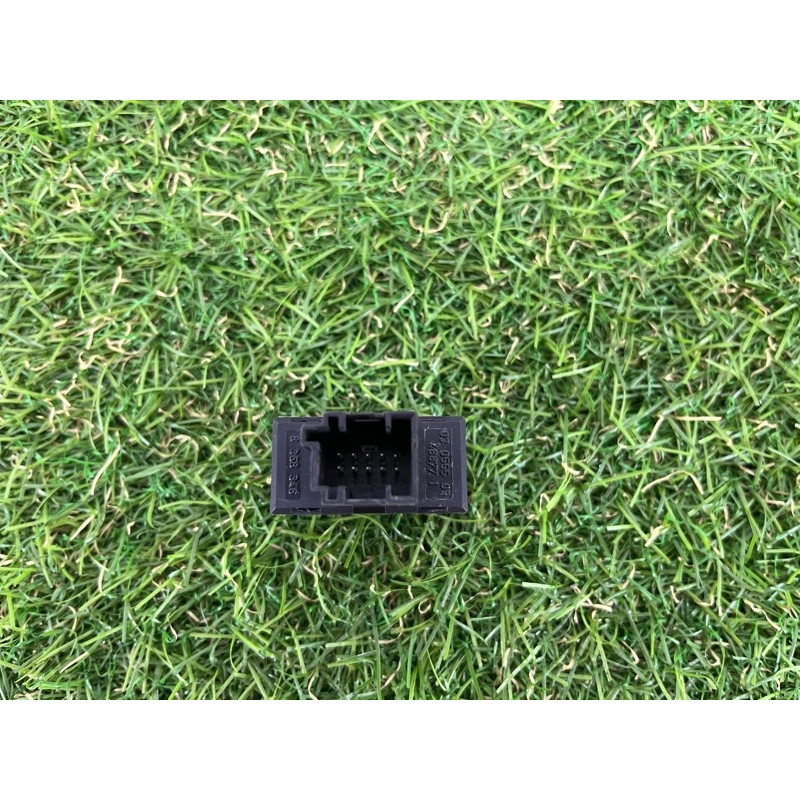 Разъем aux (электрика) BMW 7-series E38 61318368346